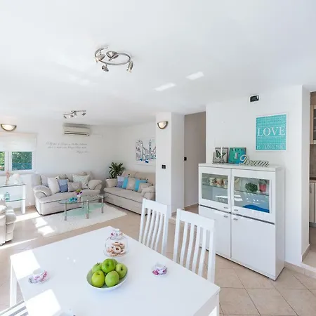 Dream Estate Apartment